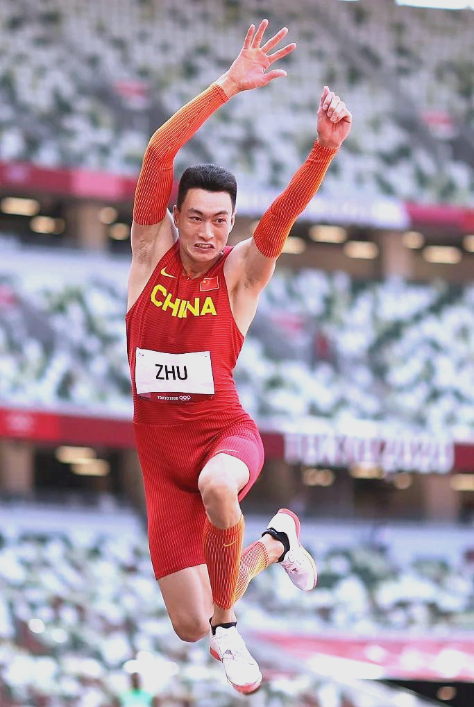 尼日利亚男子马拉松选手砥砺前行,意气风发 尼日利亚男子马拉松选手砥砺前行,意气风发